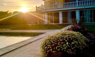 Casa en venta - 4 Dormitorios 4 Baños - 3.000Mts2 - La Plata