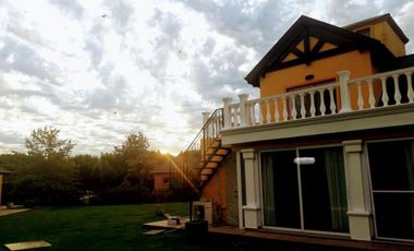 Casa en venta - 4 Dormitorios 4 Baños - 3.000Mts2 - La Plata