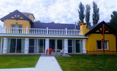 Casa en venta - 4 Dormitorios 4 Baños - 3.000Mts2 - La Plata