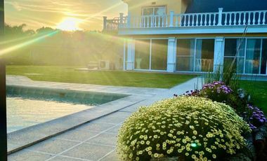 Casa en venta - 4 Dormitorios 4 Baños - 3.000Mts2 - La Plata