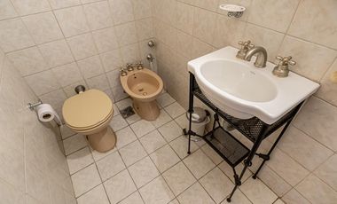 VENTA - 6 AMBIENTES - DEPENDENCIA - APTO PROF. - BALCÓN CORRIDO - 2 PATIOS - BAULERA - RECOLETA