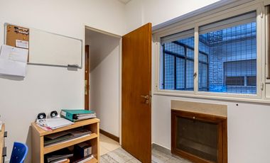 VENTA - 6 AMBIENTES - DEPENDENCIA - APTO PROF. - BALCÓN CORRIDO - 2 PATIOS - BAULERA - RECOLETA