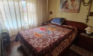 Casa de 3 ambientes con cochera y jardín  en muy buen estado- En venta