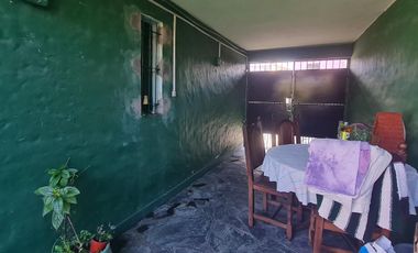Casa de 3 ambientes con cochera y jardín  en muy buen estado- En venta