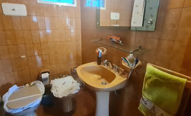 Casa de 3 ambientes con cochera y jardín  en muy buen estado- En venta