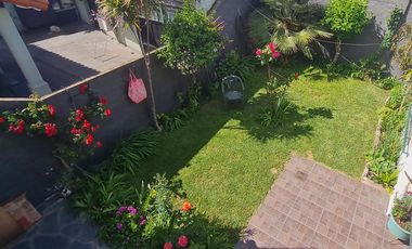 Casa de 3 ambientes con cochera y jardín  en muy buen estado- En venta