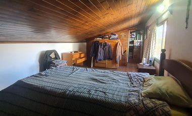 Casa de 3 ambientes con cochera y jardín  en muy buen estado- En venta