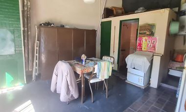 Casa de 3 ambientes con cochera y jardín  en muy buen estado- En venta