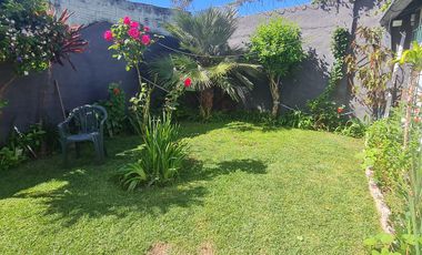 Casa de 3 ambientes con cochera y jardín  en muy buen estado- En venta