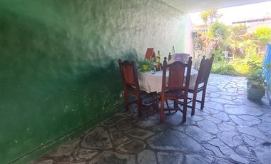 Casa de 3 ambientes con cochera y jardín  en muy buen estado- En venta