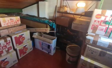 Casa de 3 ambientes con cochera y jardín  en muy buen estado- En venta