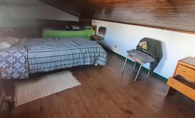 Casa de 3 ambientes con cochera y jardín  en muy buen estado- En venta