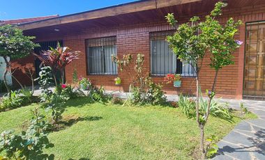 Casa de 3 ambientes con cochera y jardín  en muy buen estado- En venta