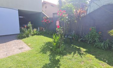 Casa de 3 ambientes con cochera y jardín  en muy buen estado- En venta
