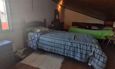 Casa de 3 ambientes con cochera y jardín  en muy buen estado- En venta