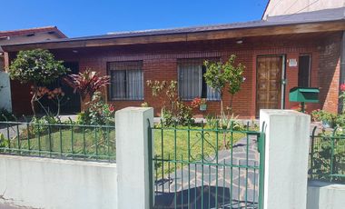 Casa de 3 ambientes con cochera y jardín  en muy buen estado- En venta