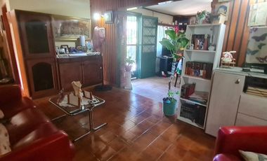 Casa de 3 ambientes con cochera y jardín  en muy buen estado- En venta