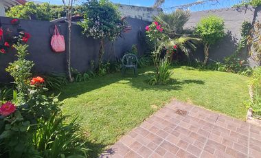 Casa de 3 ambientes con cochera y jardín  en muy buen estado- En venta