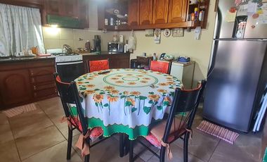 Casa de 3 ambientes con cochera y jardín  en muy buen estado- En venta