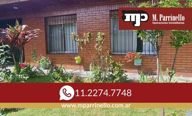 Casa de 3 ambientes con cochera y jardín  en muy buen estado- En venta