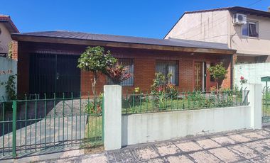 Casa de 3 ambientes con cochera y jardín  en muy buen estado- En venta