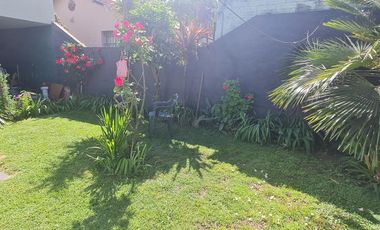 Casa de 3 ambientes con cochera y jardín  en muy buen estado- En venta