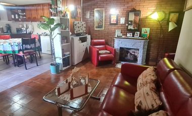 Casa de 3 ambientes con cochera y jardín  en muy buen estado- En venta