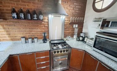 VENTA CASA 5 AMB GARAGE PISCINA JARDIN LANUS OESTE