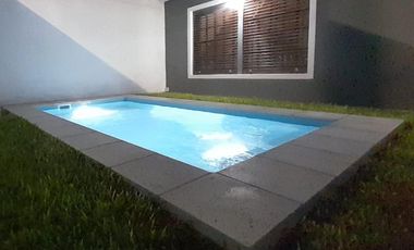 VENTA CASA 5 AMB GARAGE PISCINA JARDIN LANUS OESTE