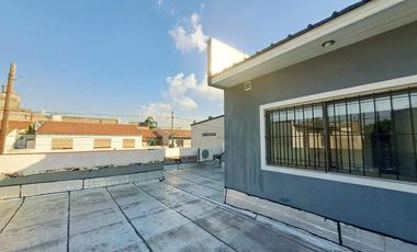 VENTA CASA 5 AMB GARAGE PISCINA JARDIN LANUS OESTE