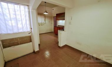 Alquiler - Casa 3 ambientes, garaje y parque - Ituzaingó Centro