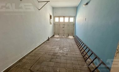 Alquiler - Casa 3 ambientes, garaje y parque - Ituzaingó Centro