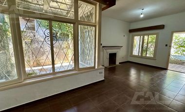 Alquiler - Casa 3 ambientes, garaje y parque - Ituzaingó Centro