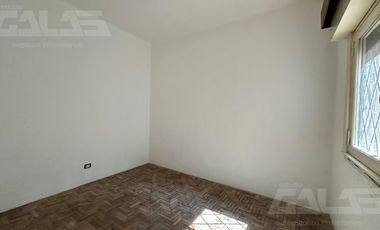 Alquiler - Casa 3 ambientes, garaje y parque - Ituzaingó Centro