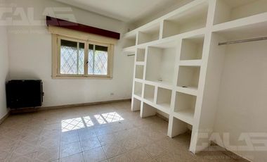 Alquiler - Casa 3 ambientes, garaje y parque - Ituzaingó Centro