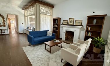 Alquiler - Casa 3 ambientes, garaje y parque - Ituzaingó Centro