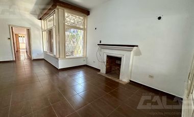 Alquiler - Casa 3 ambientes, garaje y parque - Ituzaingó Centro