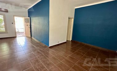 Alquiler - Casa 3 ambientes, garaje y parque - Ituzaingó Centro