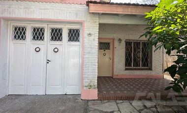 Alquiler - Casa 3 ambientes, garaje y parque - Ituzaingó Centro
