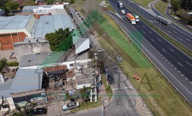 Galpon sobre Panamericana - Belen De Escobar.