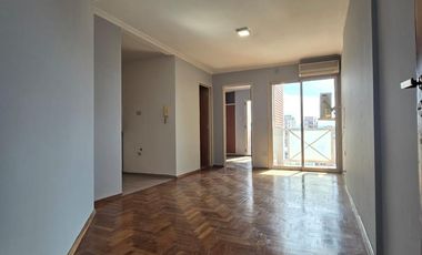 Bv Chacabuco 466: 1Dormitorio con dos Balcones - piso alto.