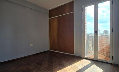 Bv Chacabuco 466: 1Dormitorio con dos Balcones - piso alto.