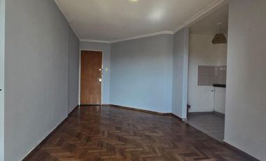 Bv Chacabuco 466: 1Dormitorio con dos Balcones - piso alto.