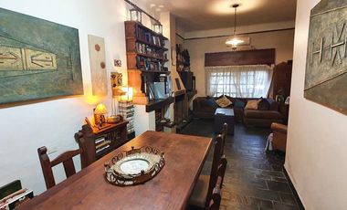 Casa en muy buen estado, cinco ambientes con cochera y patio-en venta