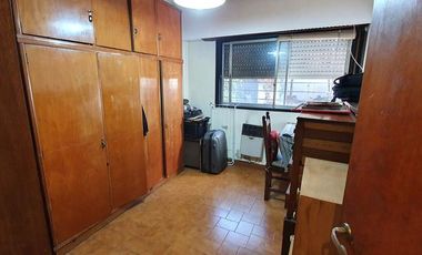 Casa en muy buen estado, cinco ambientes con cochera y patio-en venta