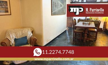 Casa en muy buen estado, cinco ambientes con cochera y patio-en venta