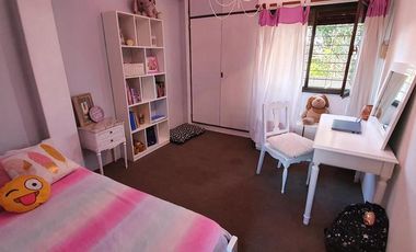 Casa en muy buen estado, cinco ambientes con cochera y patio-en venta