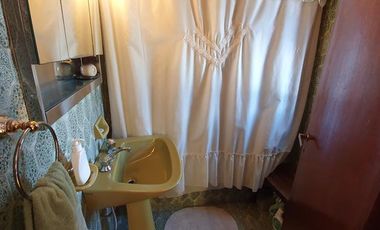 Casa en muy buen estado, cinco ambientes con cochera y patio-en venta