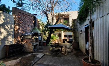 Casa en muy buen estado, cinco ambientes con cochera y patio-en venta