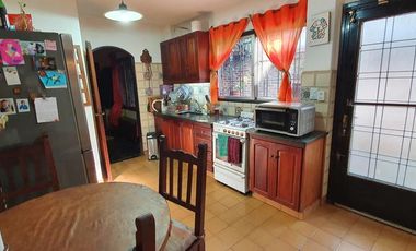 Casa en muy buen estado, cinco ambientes con cochera y patio-en venta